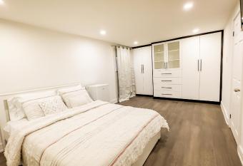 Luxury 4 BR in Sharon, East of Gwillimbury allows 18 year olds to book a room