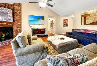 Fayetteville Getaway has Balcony rooms