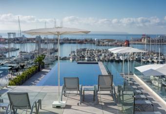 Hotel Mirador has rooms with a private hot tub
