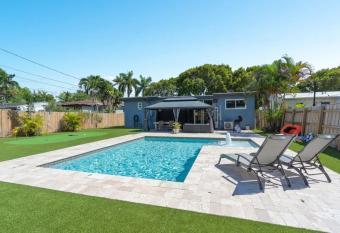 Wileys Paradise Three Bedroom Two Bath plus Office and Heated Pool allows 18 year olds to book a room