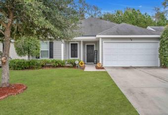 Cheerful and spacious 3 bd 2ba Sunflower house allows 18 year olds to book a room