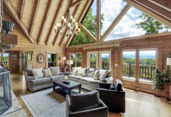 Paradise Glenn Lodge-6,000 sqft, 8 BR for 23, with view, hot tub, game room, theater has Balcony rooms