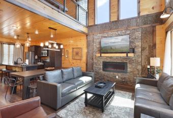 Paradise Pool Lodge has rooms with a private hot tub