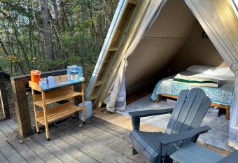 Bohamia - Cozy A-Frame Glamp on 268 acre forest retreat has Balcony rooms