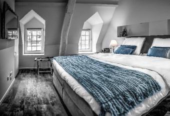 Don Jon allows 18 year olds to book a room