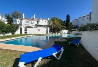 Apartamento en complejo residencial con piscina has Balcony rooms