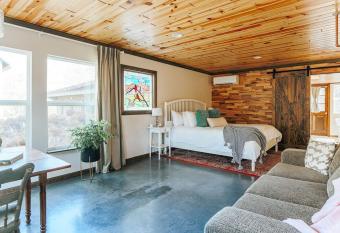 Rockwell Ridge The Dogwood Suite has Balcony rooms