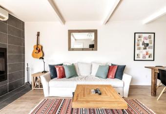 Modern Two Bedroom with Lake and Mountain Views has Balcony rooms