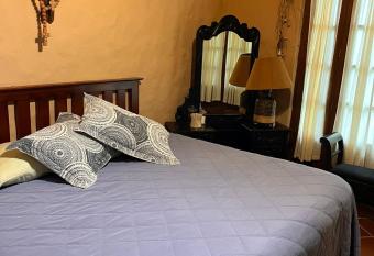 Casa sola, cerca del mar, jard  n y alberca allows 18 year olds to book a room