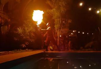 BAMBU HOSTEL has Balcony rooms