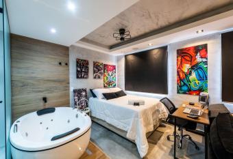 AA212 Studio Plus aconchegante c/ vaga de garagem has rooms with a private hot tub