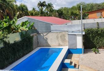 Apartamento dos minutos caminando de la playa allows 18 year olds to book a room