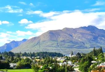 Queenstown Retreat has Balcony rooms
