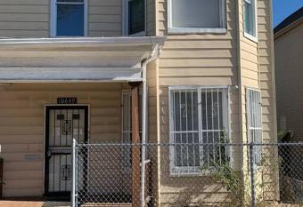 Large four bedroom freshly remodeled apartment has Balcony rooms