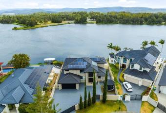 Waterfront HUGE mansion, sleeps 17, Gold Coast! has Balcony rooms