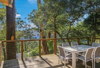 Almond Cottage - spacious beach-house, beach views has Balcony rooms