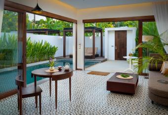 WAKA VILLA Private Resort & Spa - Adults Only allows 18 year olds to book a room