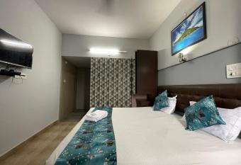 Hotel Abodes clement has rooms with a private hot tub