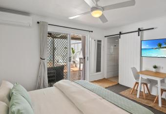 Private Outdoor Spa, Fire Pit - THE RETREAT COOLUM BEACH has rooms with a private hot tub