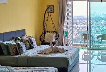 Ksl D esplanade Studio Apartment s 4 has rooms with a private hot tub