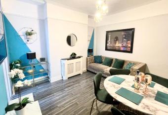 hosted by LUXMORE HOMES, 4 bed house 0,6km to LFC & 2,3 km to City centre, entire holiday home with free parking, has Smoking rooms