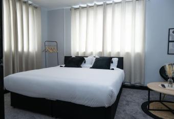 Lovely studio flat in Stoke-on-Trent town centre allows 18 year olds to book a room