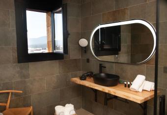 Duruelo Mountain Suites has rooms with a private hot tub