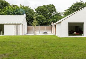 Coccinelle has Balcony rooms