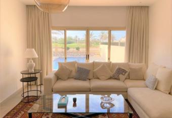 Luxury Townhouse with private Pool & Garden has Balcony rooms