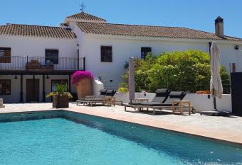 El Violin Experiencia Adults only allows 18 year olds to book a room