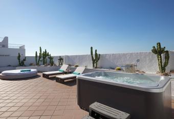 Melia Marbella Ban  s has rooms with a private hot tub