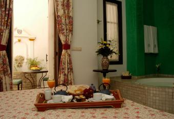 Hotel Casa Imperial has rooms with a private hot tub