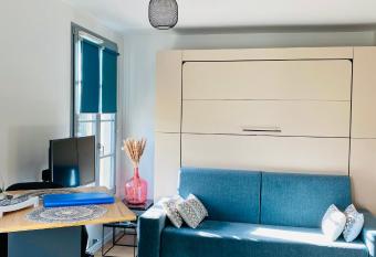 Au Studio Pissarro allows 18 year olds to book a room