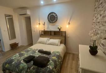 WAGNER   studio BALN  O   terrasse au calme allows 18 year olds to book a room