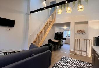 LOFT DU BRAS DOR has rooms with a private hot tub