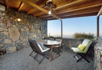 El Nogal has Balcony rooms