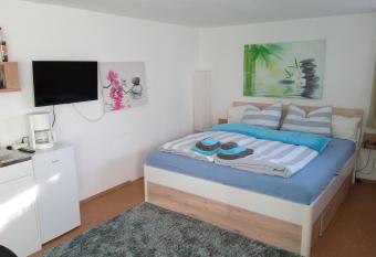 Kleine Unterkunft f  r Selbstversorger allows 18 year olds to book a room