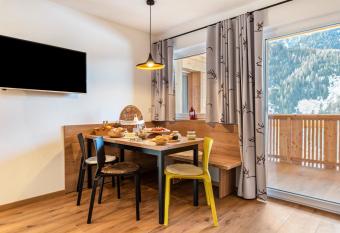 Balbeinhof Apt Hirsch has Balcony rooms