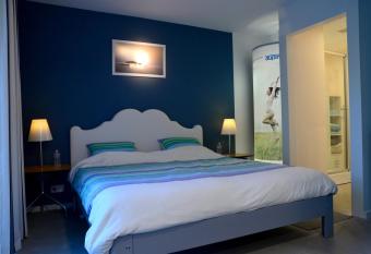 Bleus Nuit allows 18 year olds to book a room