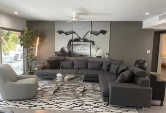 Posh-Palm Oasis deluxe El Paseo 3-bedroom Condo allows 18 year olds to book a room