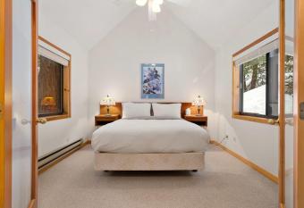 Cozy Winter Cabin Retreat Close to Lake Tahoe has Balcony rooms