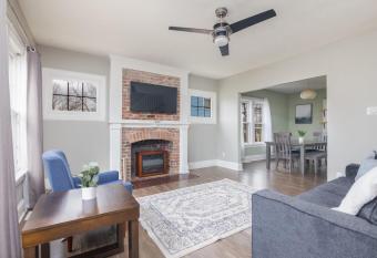 Comfortable Spacious Home Minutes from Downtown allows 18 year olds to book a room