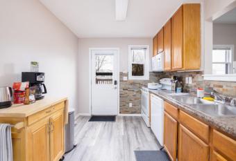 Renovated 3 Bedroom Home Near Drake and Downtown has Balcony rooms