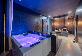 Love Room L Aixtase - Oasis Romantique    Aix-les-Bains allows 18 year olds to book a room