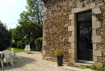 Maison    la campagne 8 personnes-DINAN allows 18 year olds to book a room