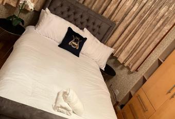 TJ Homes - One double bed room with garden view - Next to tube station allows 18 year olds to book a room