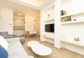 Carmel Boutique Apartments - Urban Forest has Balcony rooms