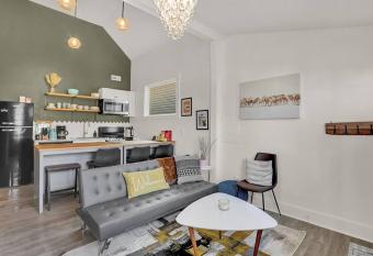 Luxury modern cottage in Downtown with 24/7 Access has Balcony rooms