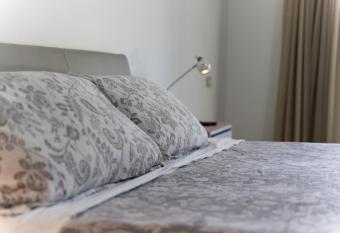 Stunning Ocean Front By Condo Boutique has rooms with a private hot tub