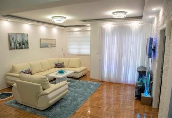 Apartment Queen 1 allows 18 year olds to book a room